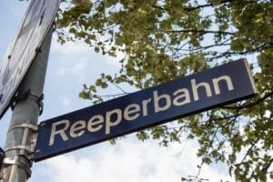 Straßenschild der Reeperbahn in Hamburg