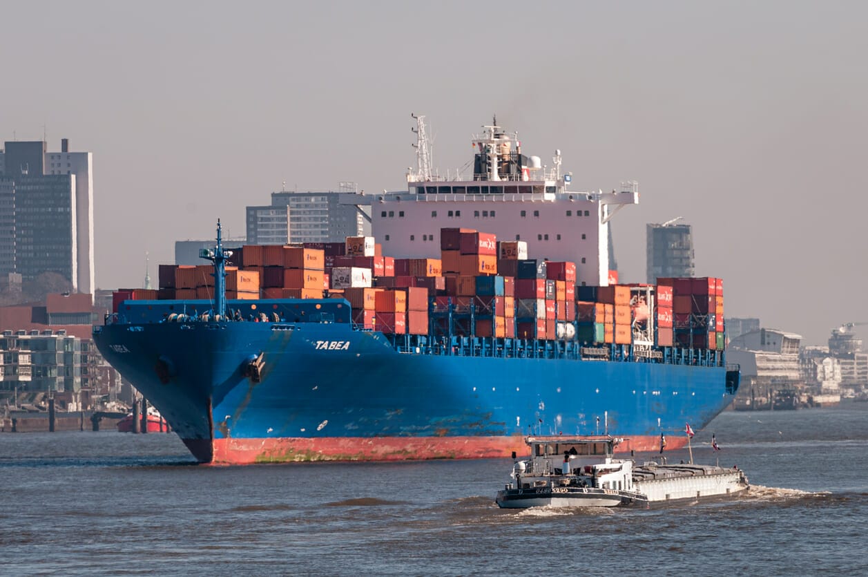 Containerschiff fährt auf dem Wasser.