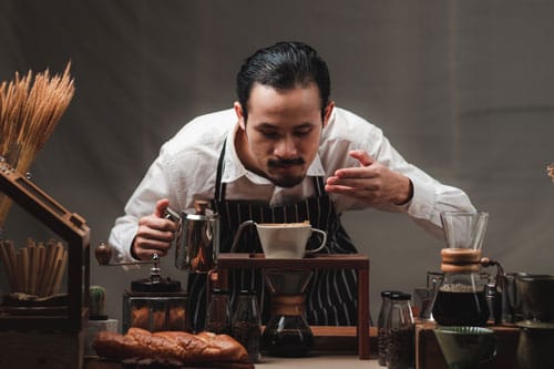 Mann riecht an frisch gebrühtem Kaffee