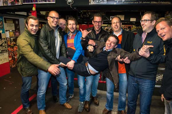 Männer in einer fröhlichen Gruppensituation