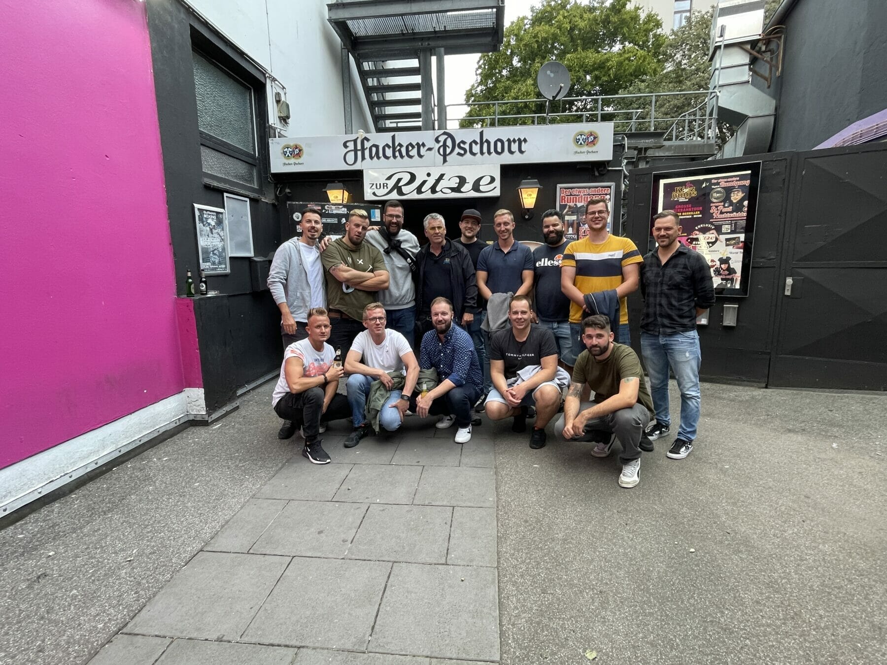 Gruppe von Menschen vor einem Restaurant.