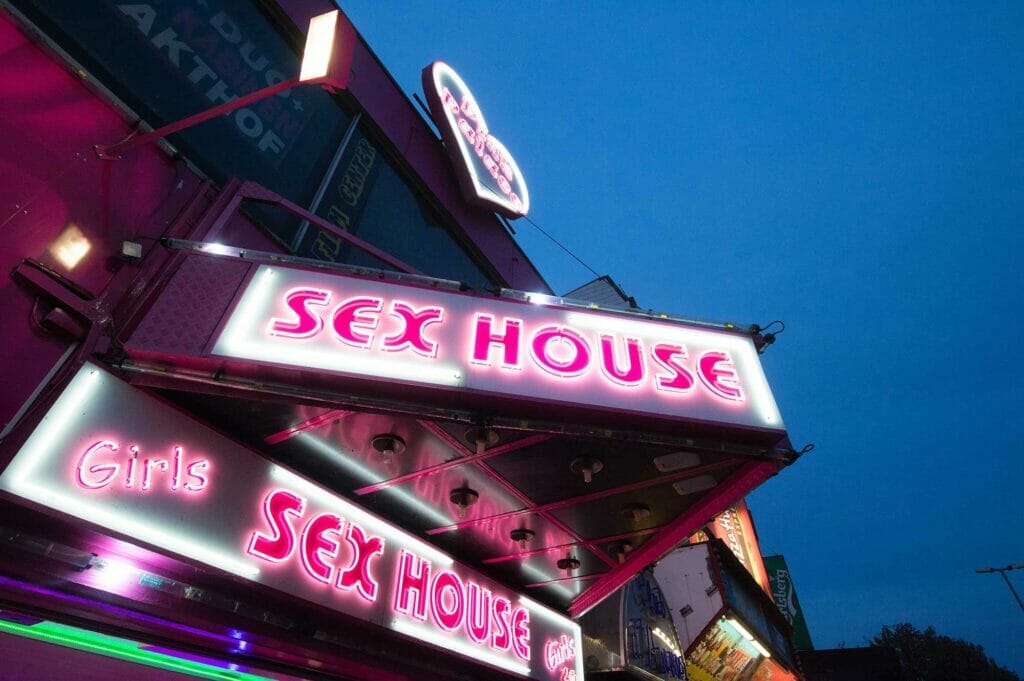 Neonlicht Werbung für ein Erotiklokal