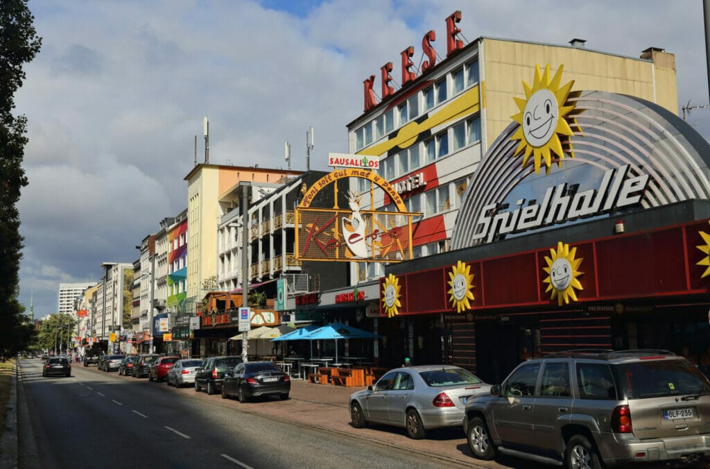 Bunte Gebäude und Autos in einer Stadtstraße