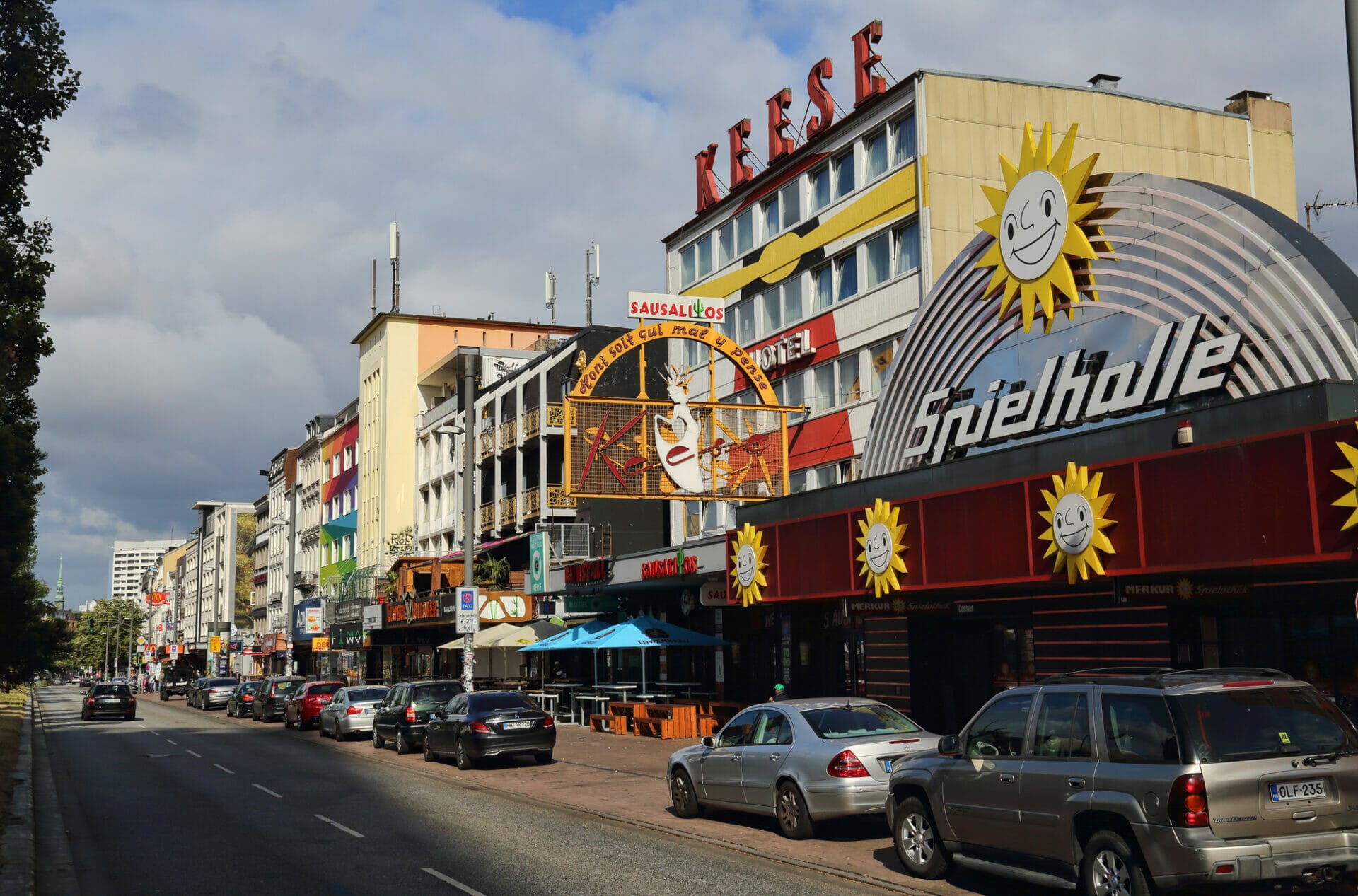 Bunte Gebäude und Autos in einer Stadtstraße
