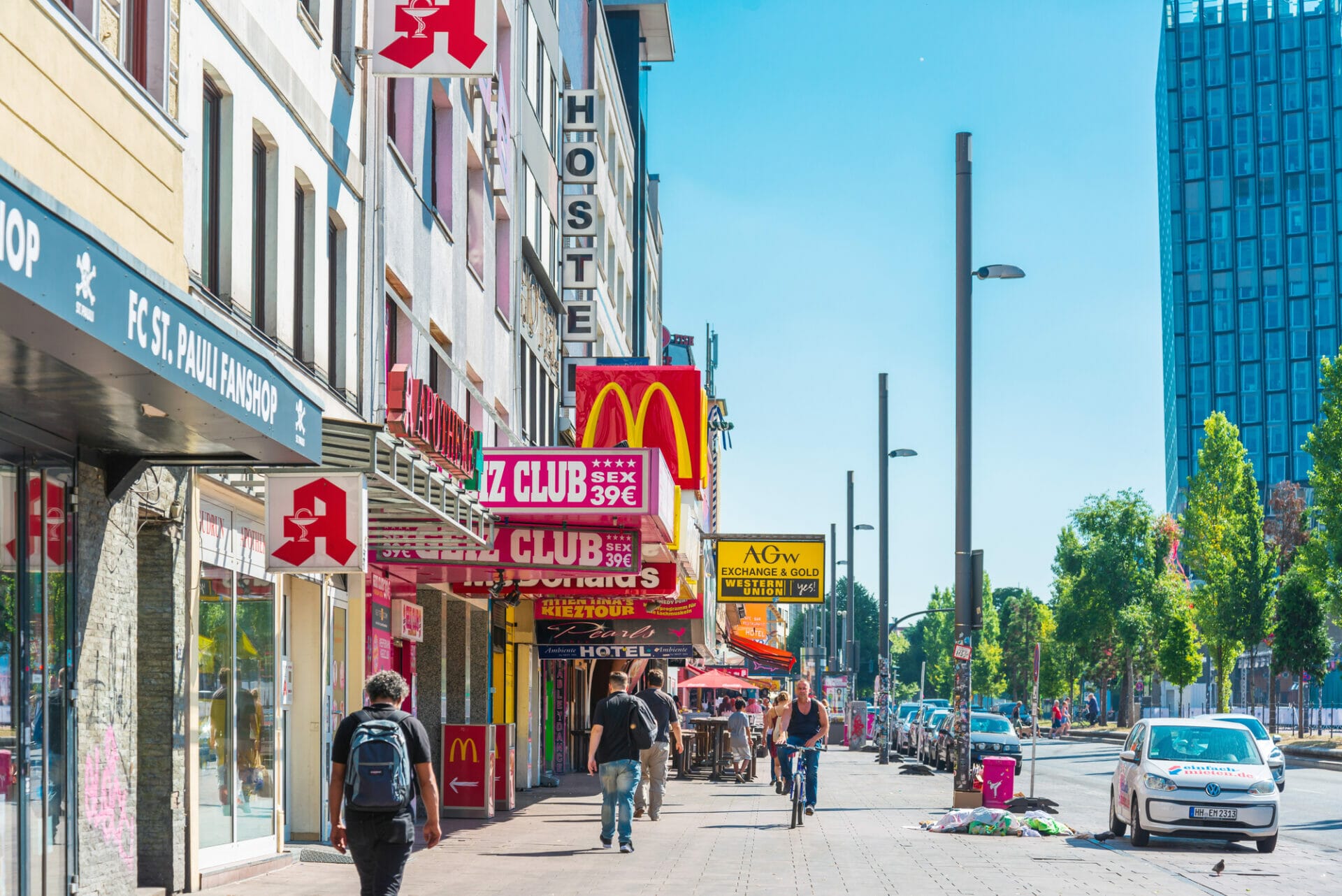 Bunte Geschäfte und Straßenansicht in der Stadt