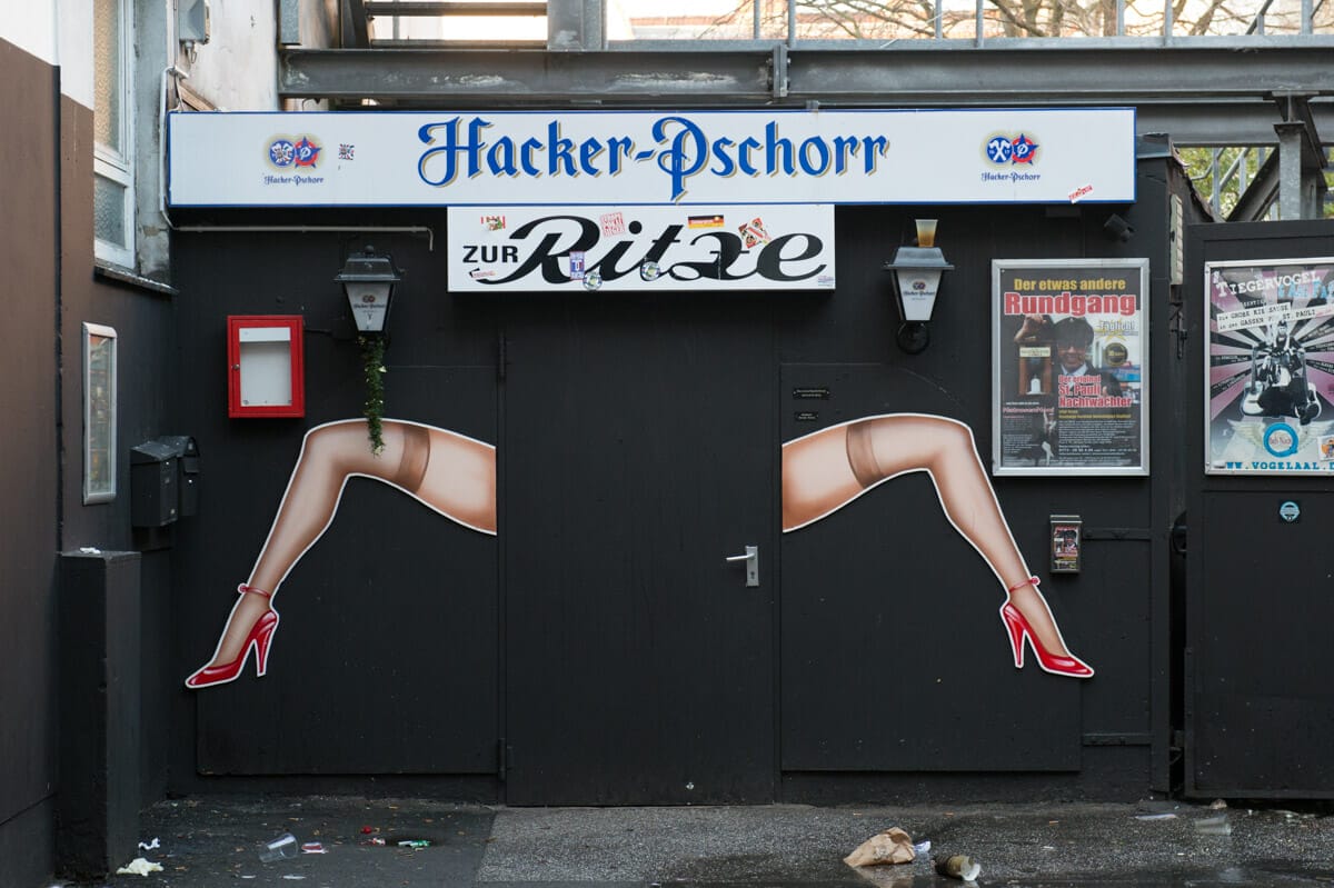 Eingang mit Bein-Ausschnitt und rotem Schuh