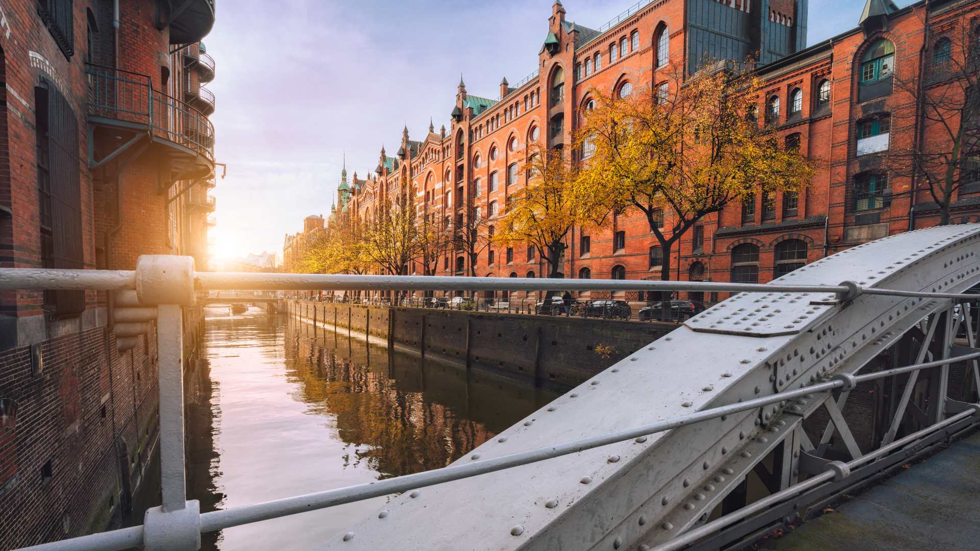 Hafenansicht mit historischen Gebäuden und Brücke.