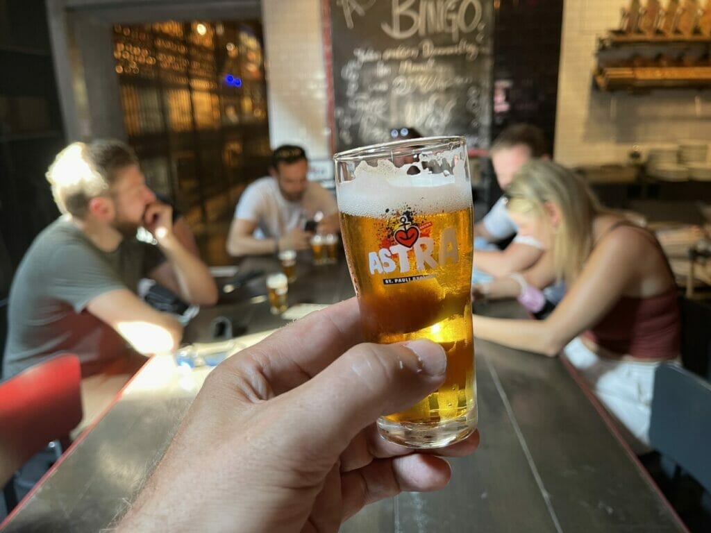 Ein Bier wird in einer Bar gehalten.