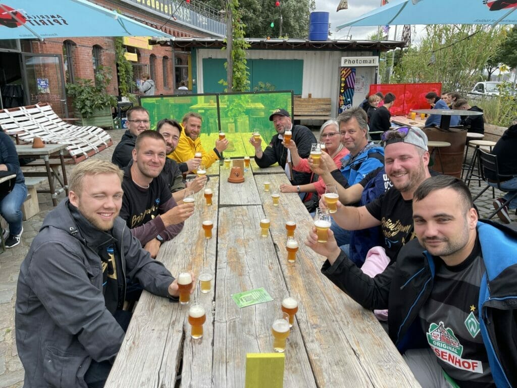 Gruppe von Freunden mit Bier am Tisch
