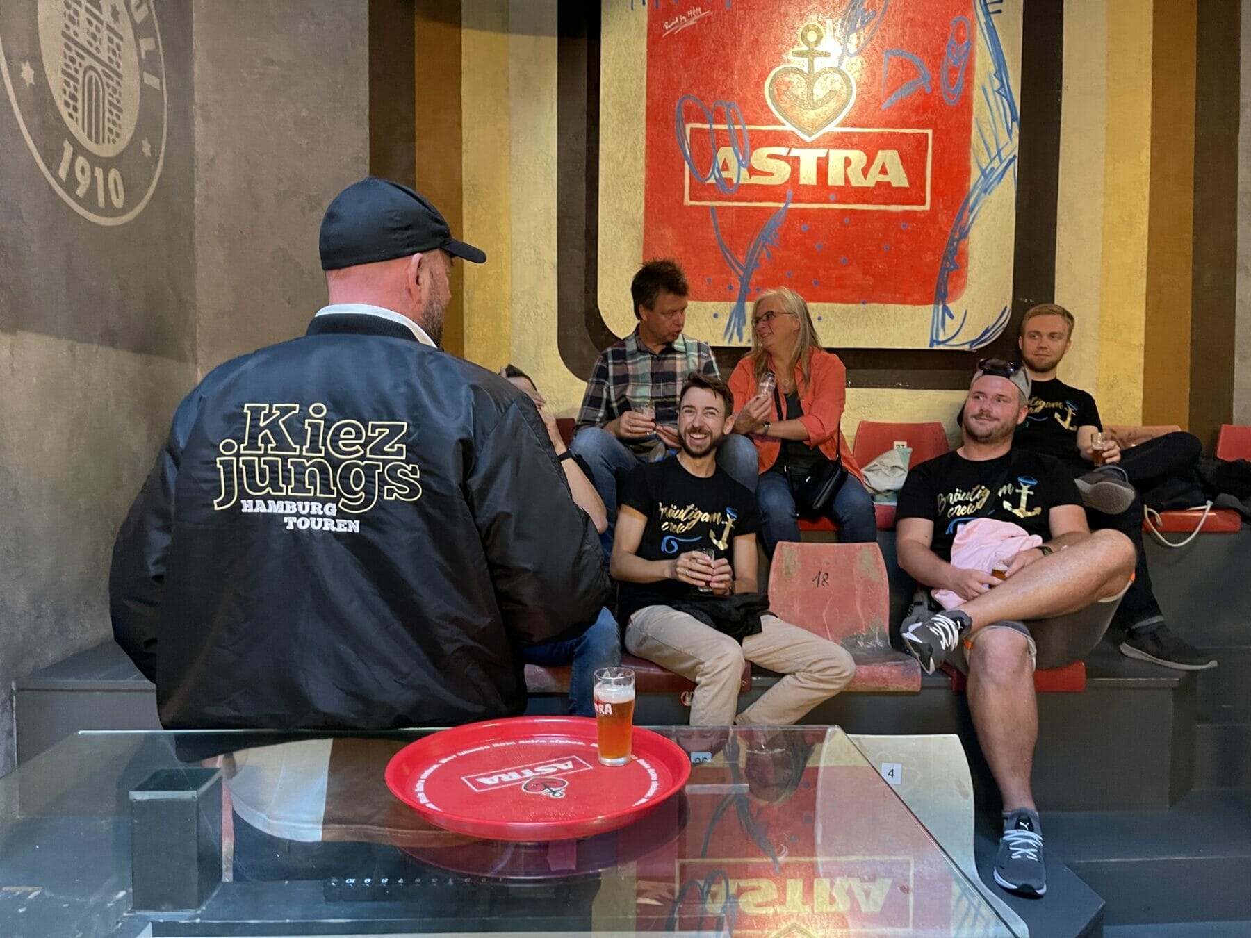 Gruppe in Bar mit Kiez Jungs-Shirts.