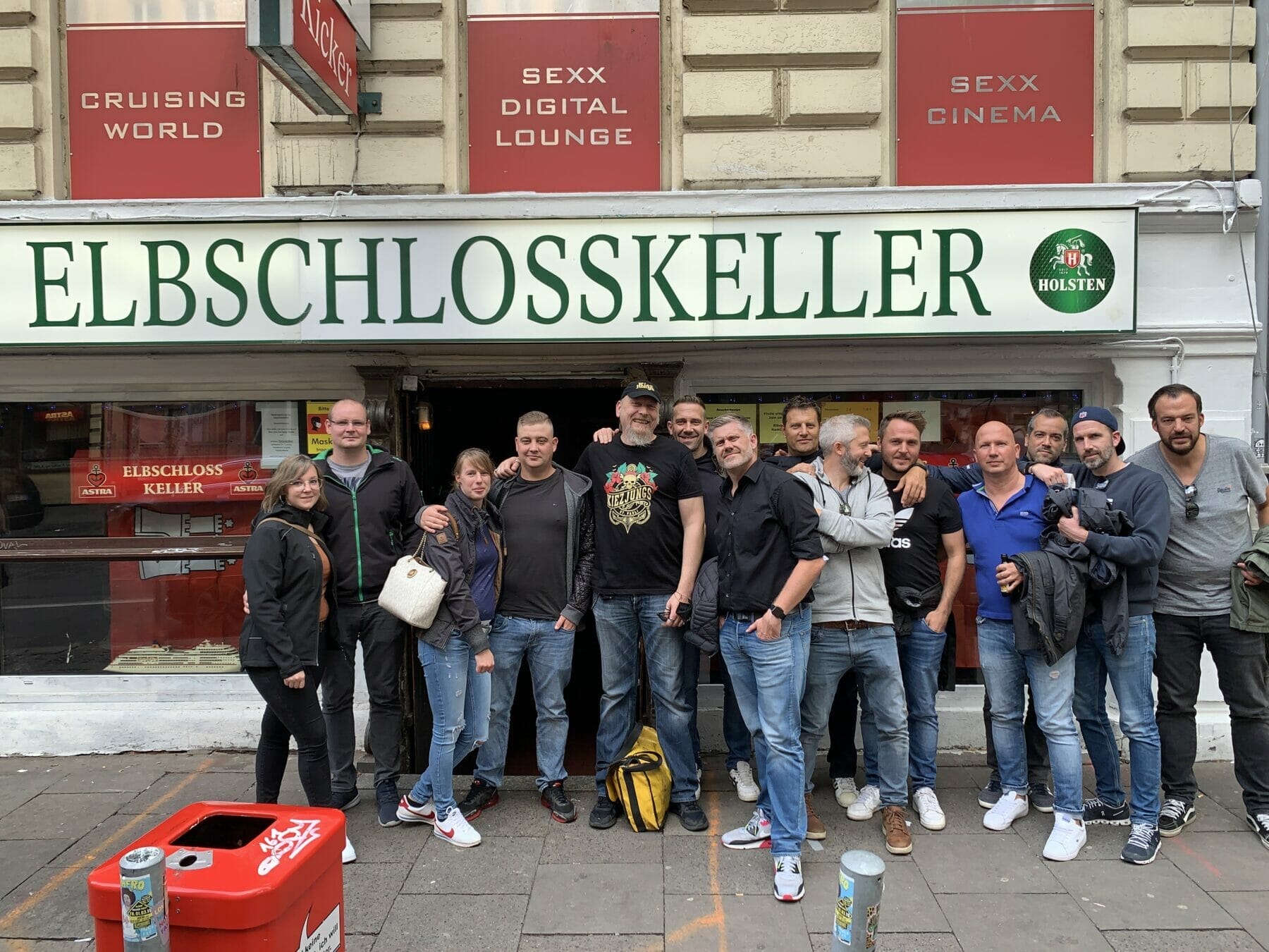 Gruppe vor dem Elbschlosskeller in Hamburg