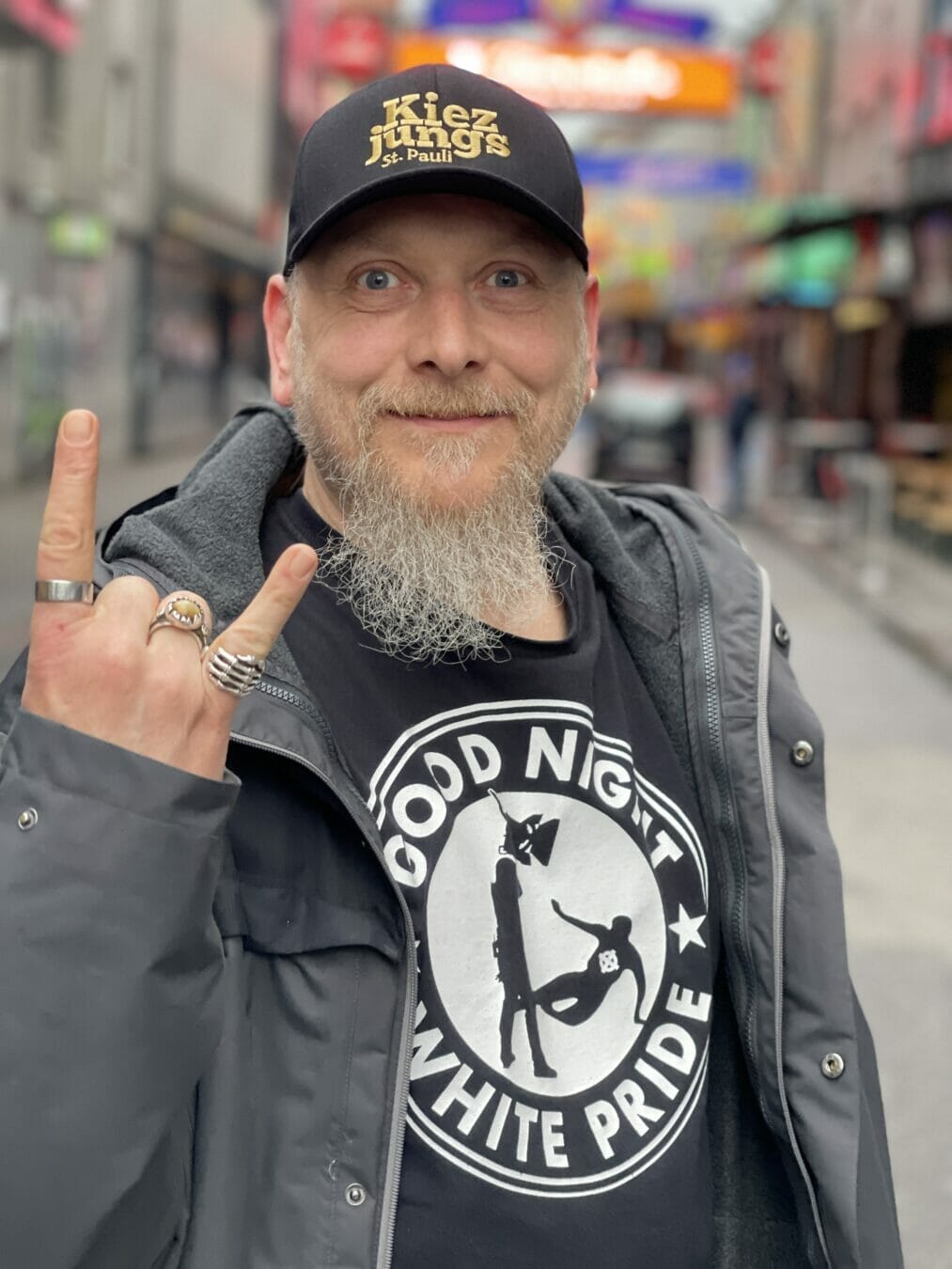 Mann mit Bart und rockiger Kleidung in Stadt