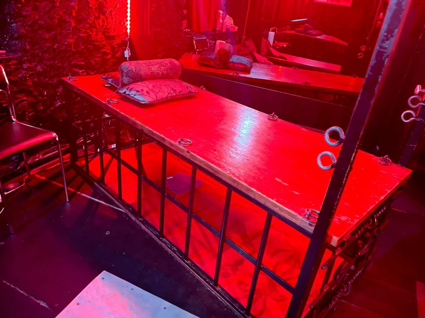 Blick auf einen roten Tisch in einem Raum.