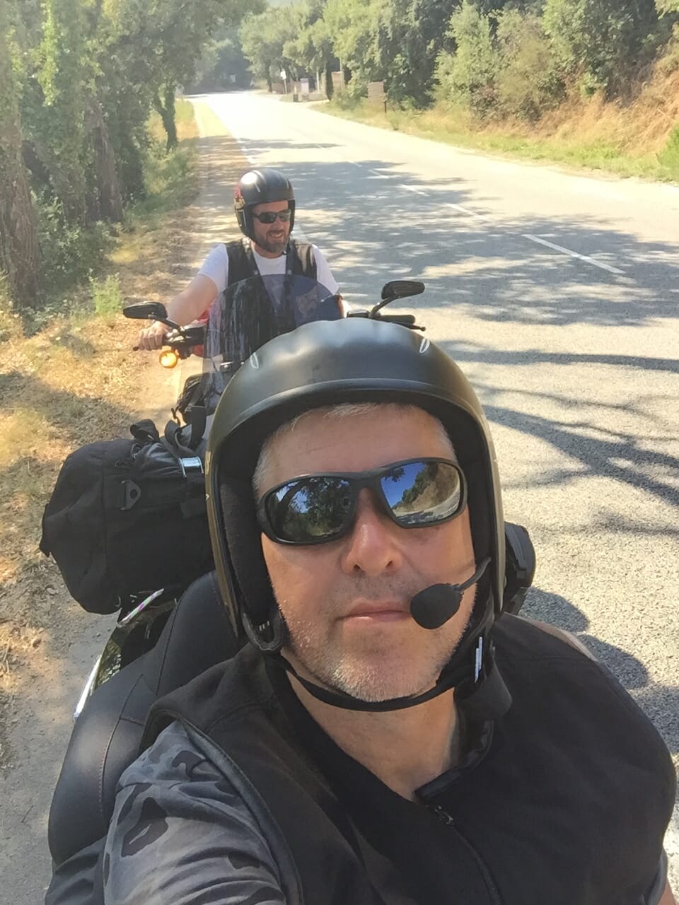 Motorradfahrer auf einer ruhigen Landstraße