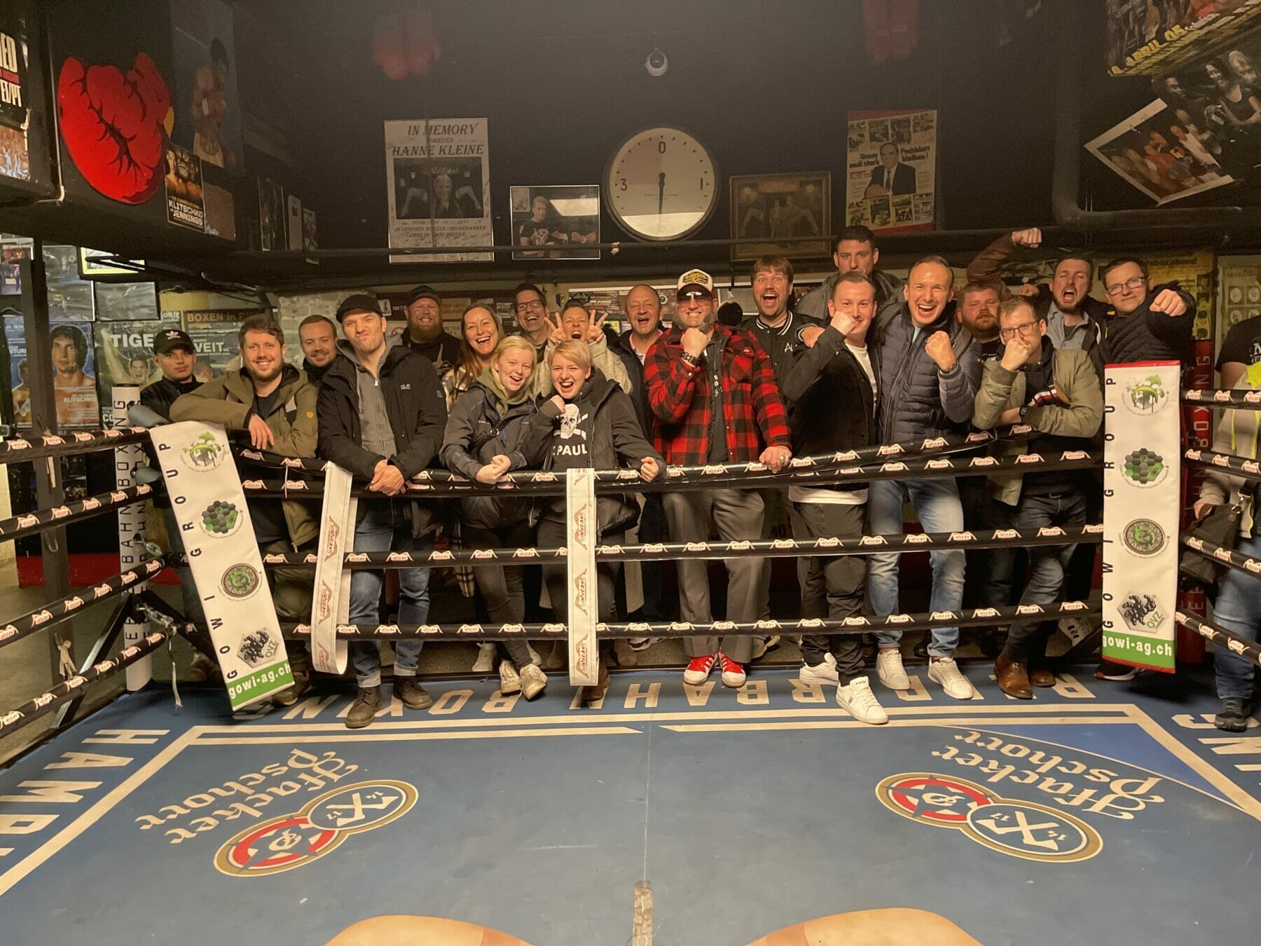 Gruppenfoto im Boxring mit begeisterten Teilnehmern.
