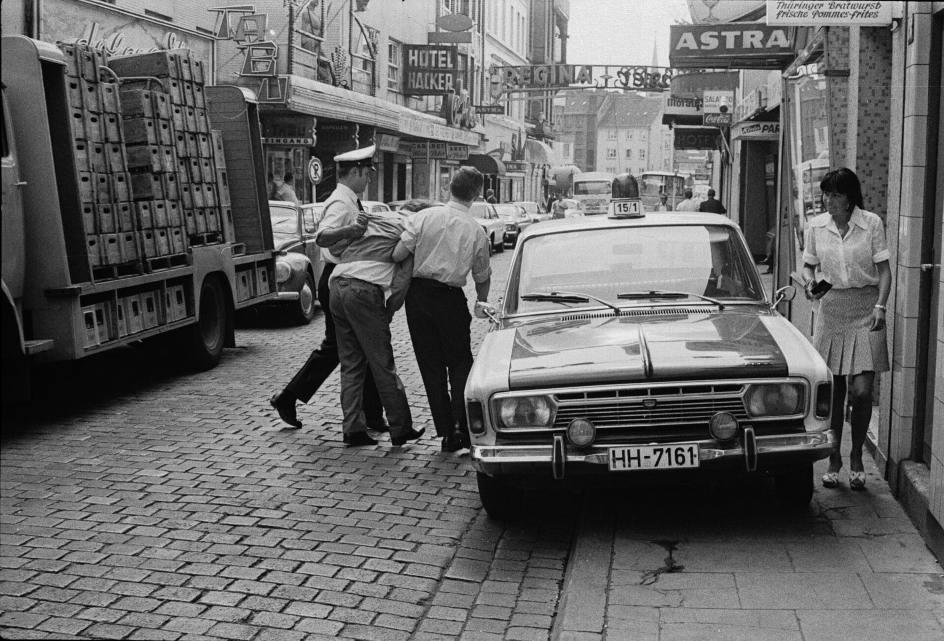 Szene auf einer belebten Straße mit Autos.